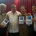 Bersama Alm.Taufik H Mihardja saat peluncuran buku