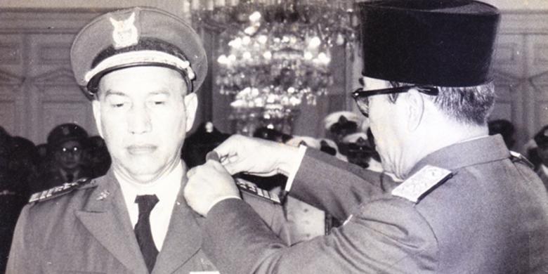 KSAU Marsekal Suryadarma dalam upacara pelantikan olrh Bung Karno, bersama KSAD Jenderal Nasution di Istana Negara tahun 1952.