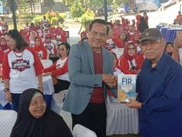 Photo of Marsekal TNI Purn Chappy Hakim Bagi Buku ke Keluarga Helikopter TNI AU