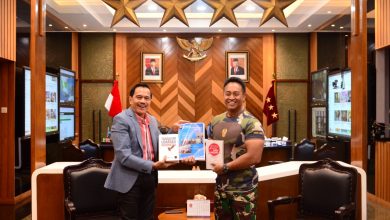 Photo of Audiensi dengan KASAD, Chappy Hakim serahkan 50 buku Kedirgantaraan