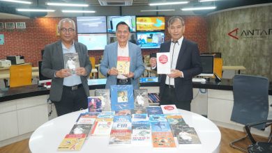 Photo of Penyerahan 50 buku tentang kedirgantaraan untuk Perpustakaan LKBN Antara