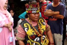 Photo of Fenomena pengobatan ala ibu Ida Dayak