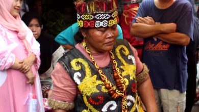 Photo of Fenomena pengobatan ala ibu Ida Dayak